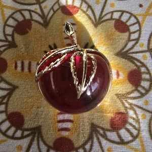 VTG Sarah Coventry Vintage 1960's Jelly Belly Lucite Apple Pin Gold Tone Signed